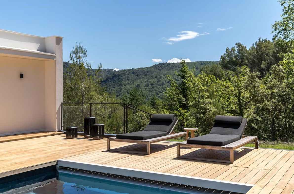 Pavilion chaise